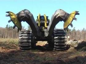 Трактор для выкорчевывания пней и корней деревьев