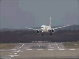Как самолет заходит на посадку при сильном боковом ветре - видео не для слабонервных