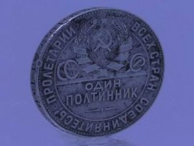 Презентация старинных монет на вращающейся витрине